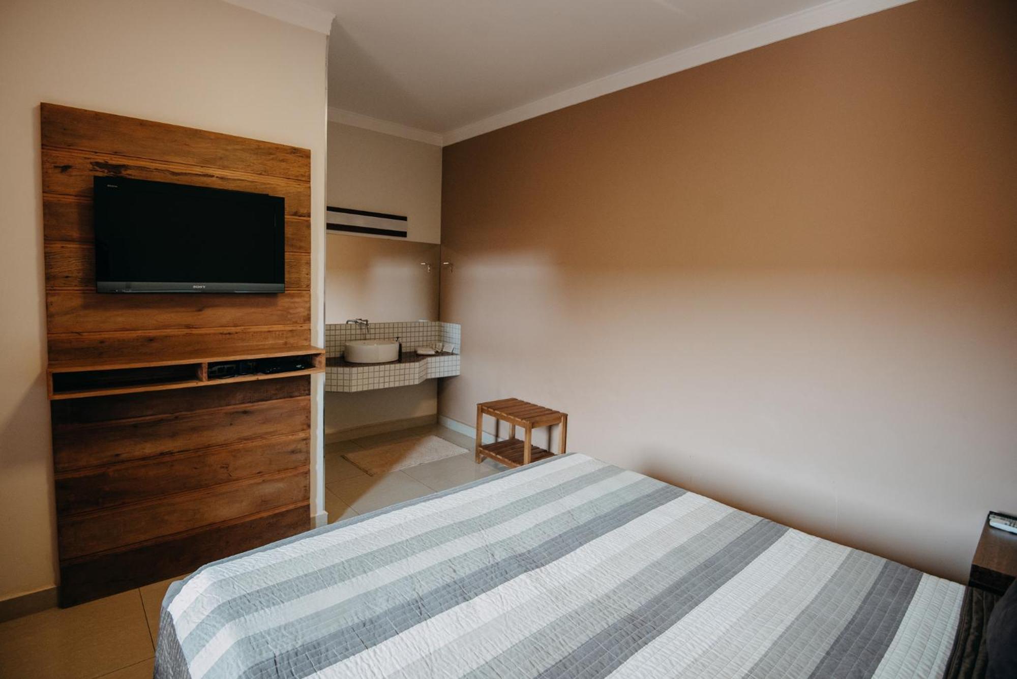 Hotel Pousada Santa Rita ฮิเบเราเปรโต ภายนอก รูปภาพ
